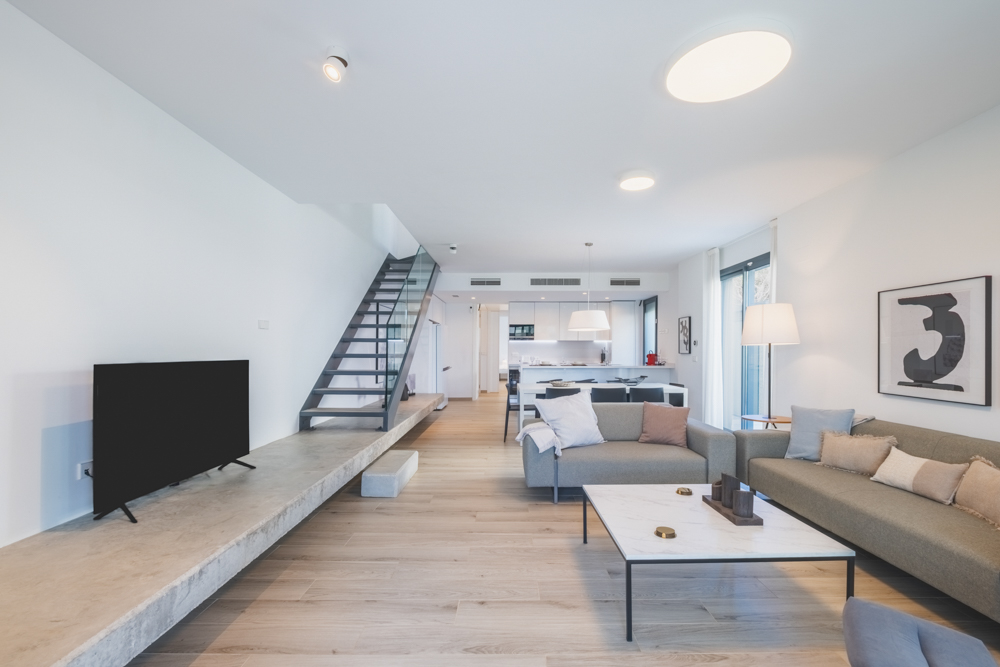 Fotografía profesional de salón moderno para vivienda vacacional Airbnb